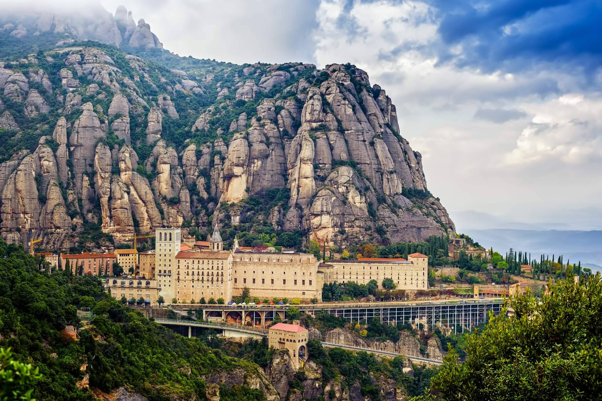 Sea & Mountain Experiences destaca por ofrecer el Tour Montserrat, que incluye hiking por las ermitas y visita al monasterio