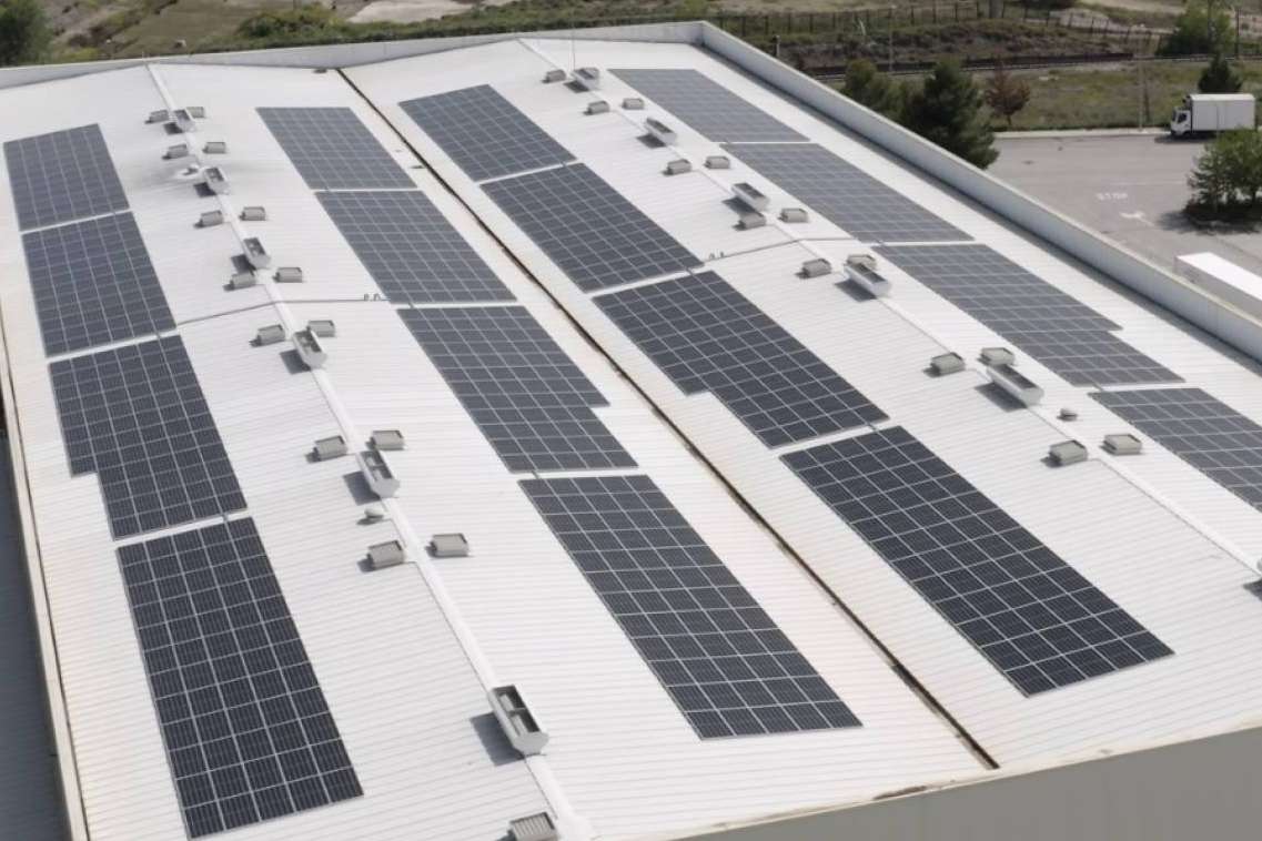 Ventajas de instalar paneles solares en un negocio con Alma Solar