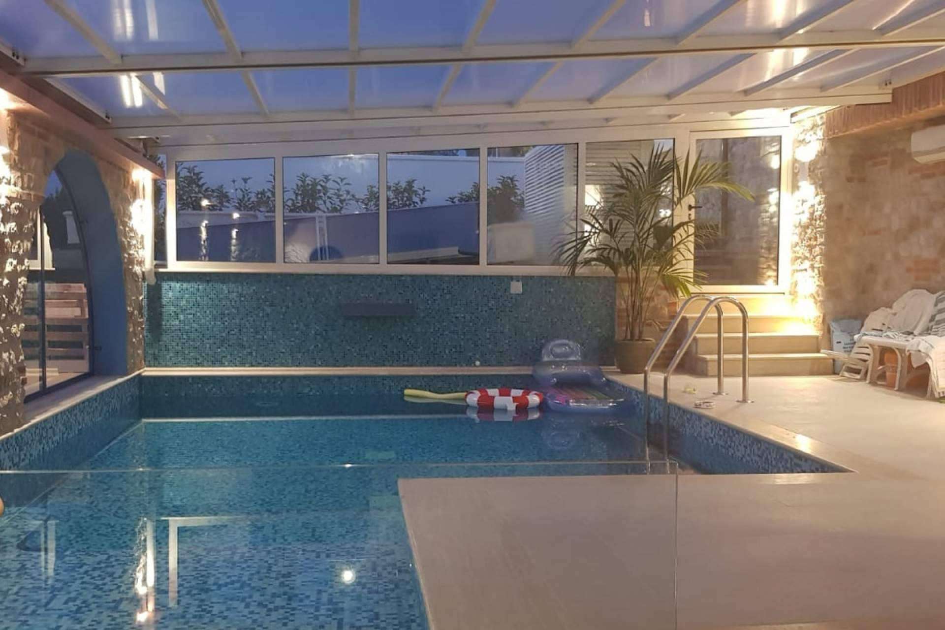 Cuidado y mantenimiento de piscinas de la mano de COVERTTO y sus techos fijos y móviles