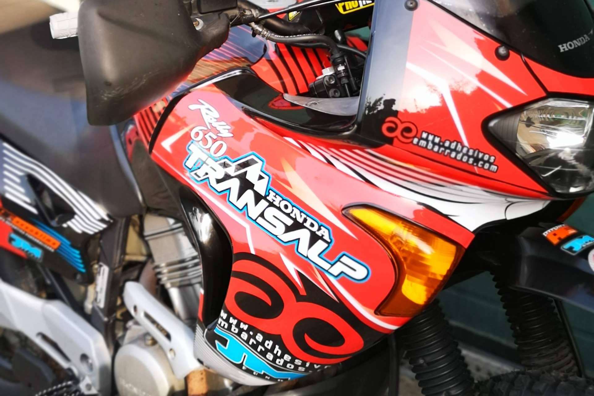 Personalización de motos a través de las pegatinas para motos de ADHESIVOSEMBARRADOS