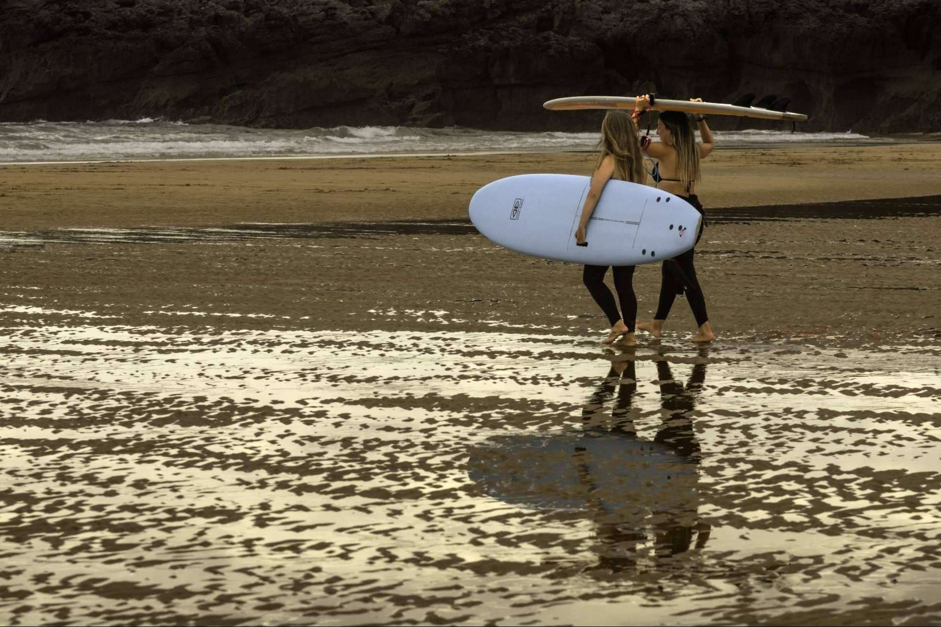 Campamento de surf en plena naturaleza para los niños que visitan Cantabria, con Ajo Natura Surf Camp