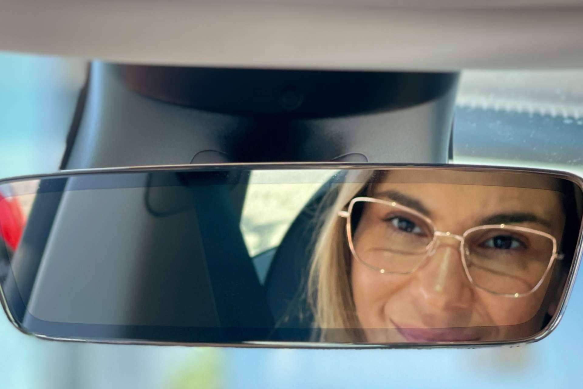 Carolina Lober y Confortauto comparten los consejos para conducir con gafas