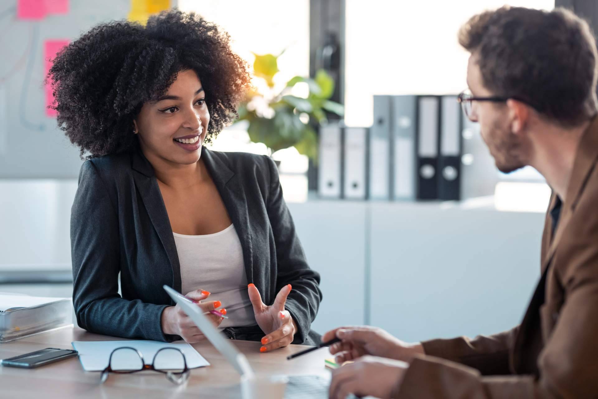 La ayuda de un consultor de negocios de Escuela para Impresores permite conocer bien a los clientes