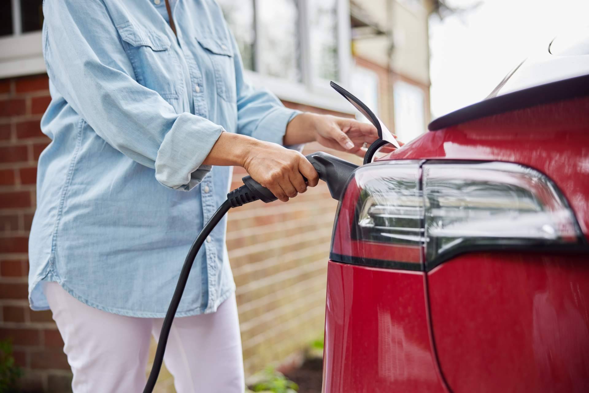 Cargar el coche eléctrico con energía solar, de la mano de Smart Wallboxes