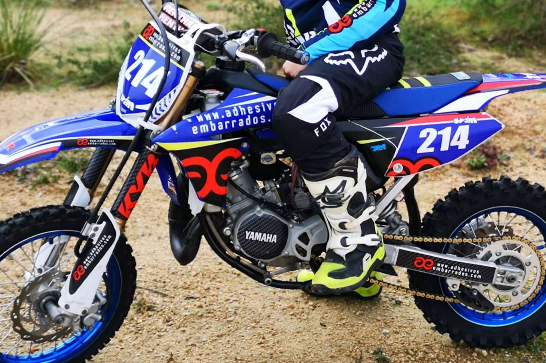 ADHESIVOSEMBARRADOS ofrece plásticos y adhesivos personalizados para motos off road