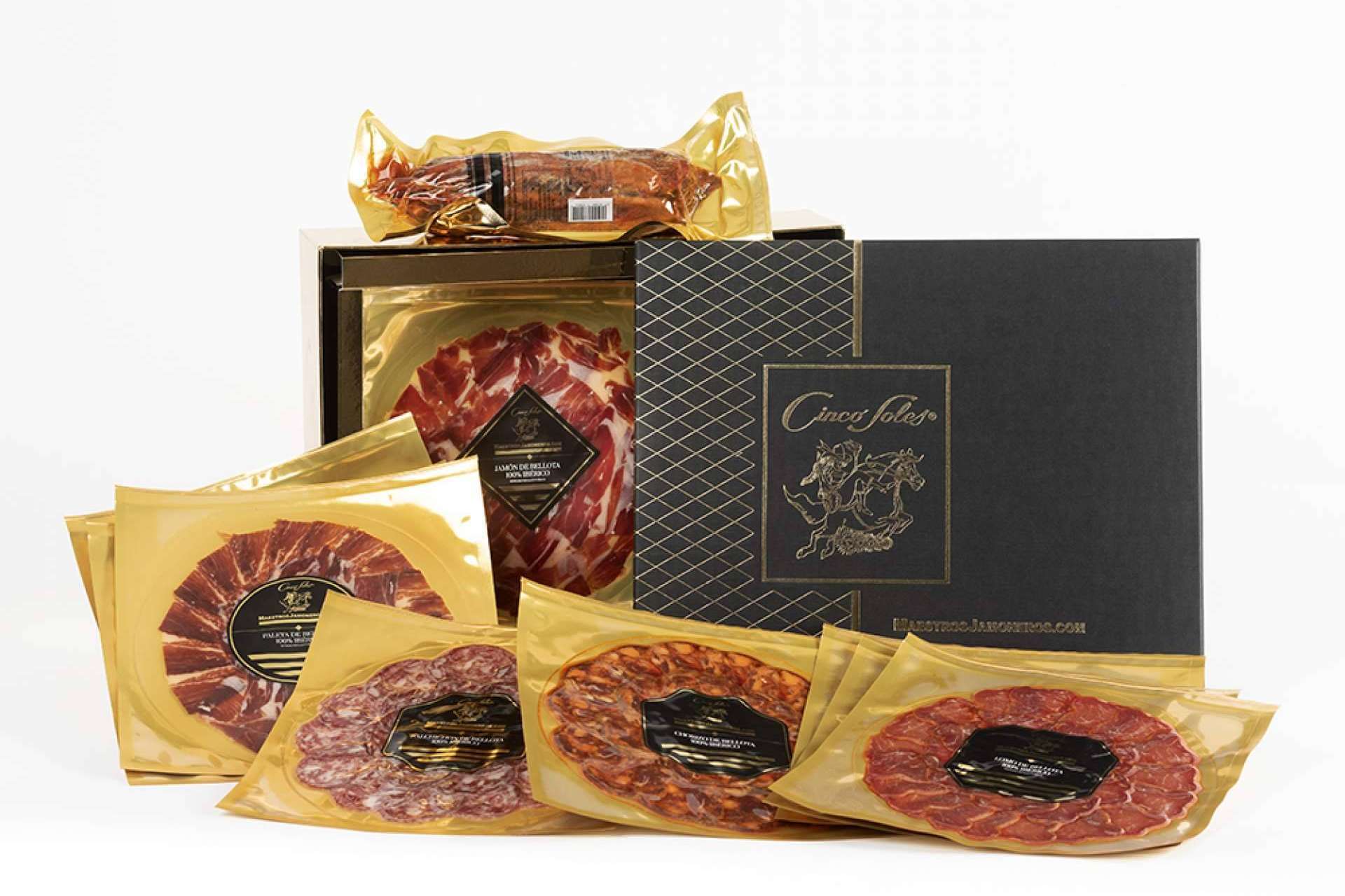 Maestros Jamoneros y sus lotes de Jamón de Bellota ibéricos cortados a cuchillo, uno de los regalos corporativos más buscados para esta Navidad