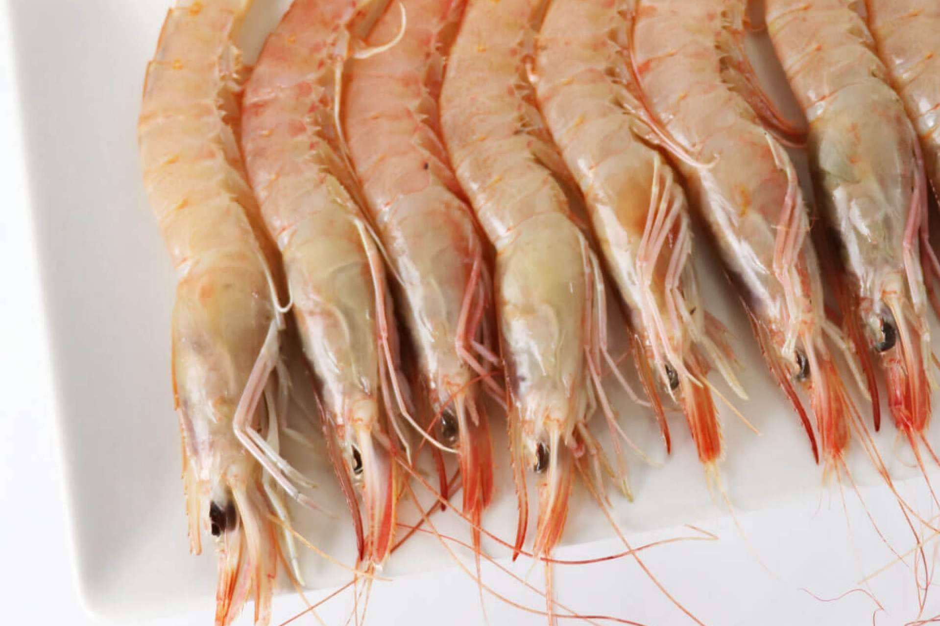 El jamón ibérico y la gamba blanca a domicilio son dos productos gourmet de Bocados de Huelva que no pueden faltar en la mesa durante la navidad