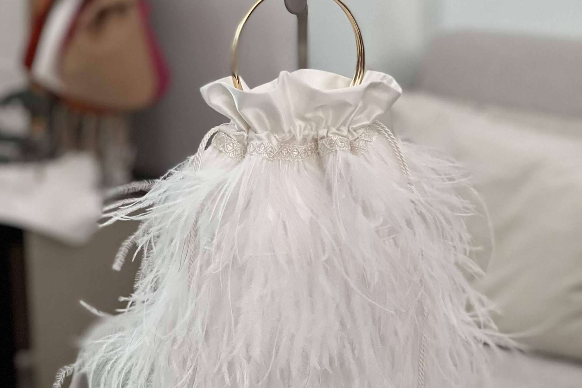 La versatilidad de los bolsos bombonera para novia de la firma Carmen Fernández Complementos