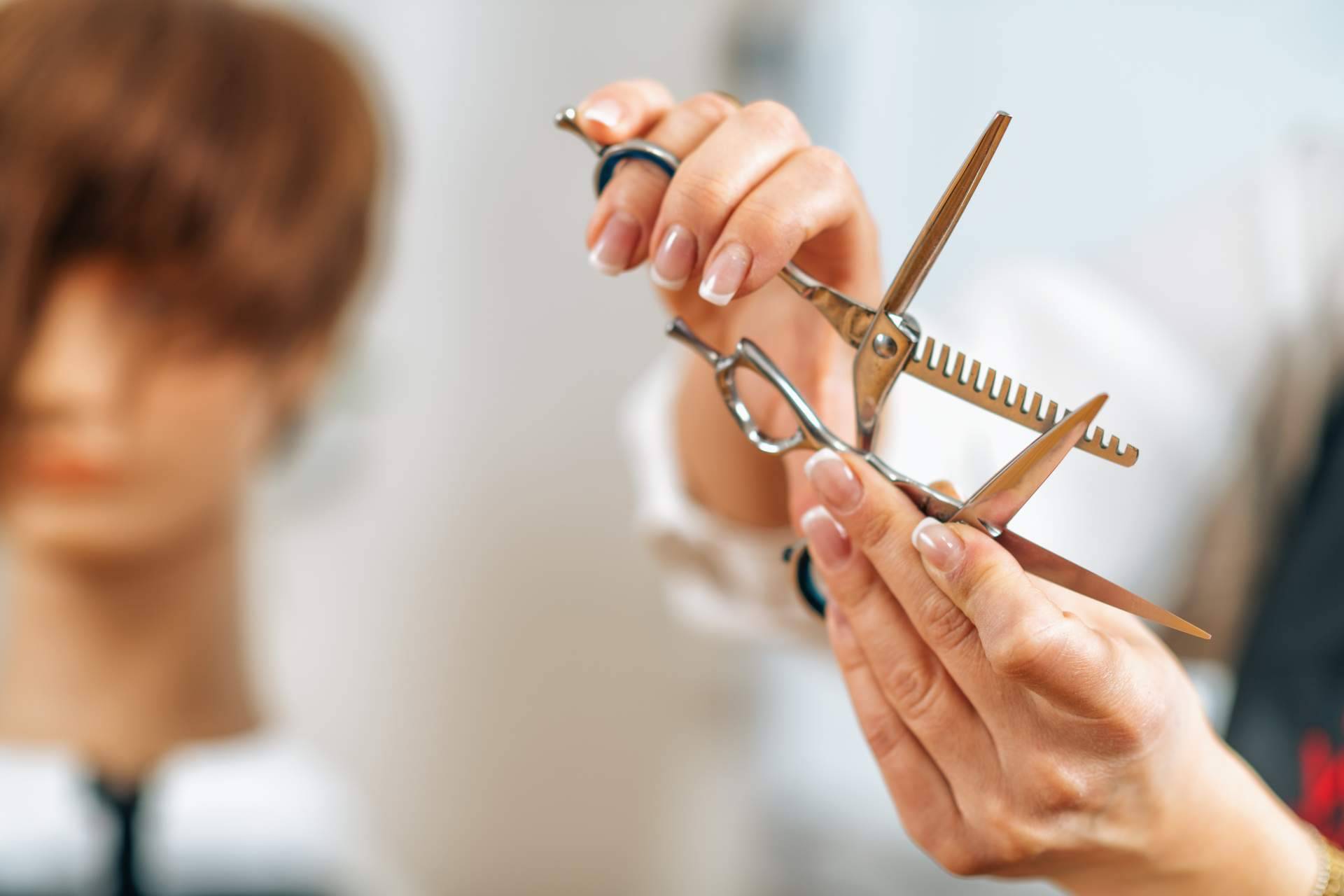 ¿Qué servicios destacan de la peluquería Aguapanela entre sus especialidades?