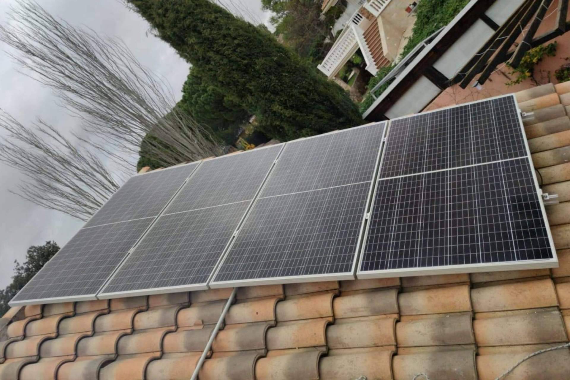 Enchufarse al sol para olvidarse de la subida de la luz