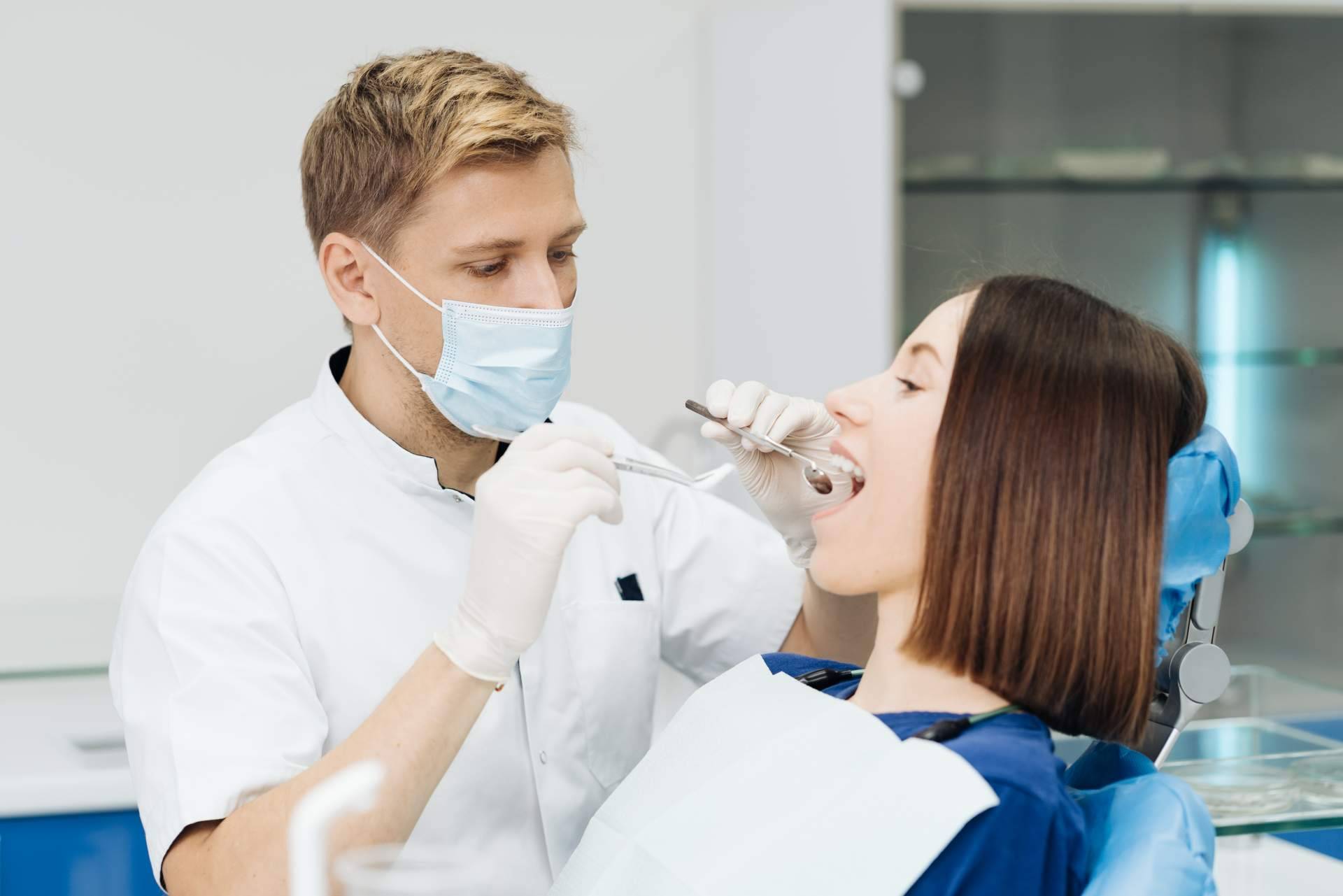 ¿Cuáles son las funciones del higienista bucodental y cuál es su formación?