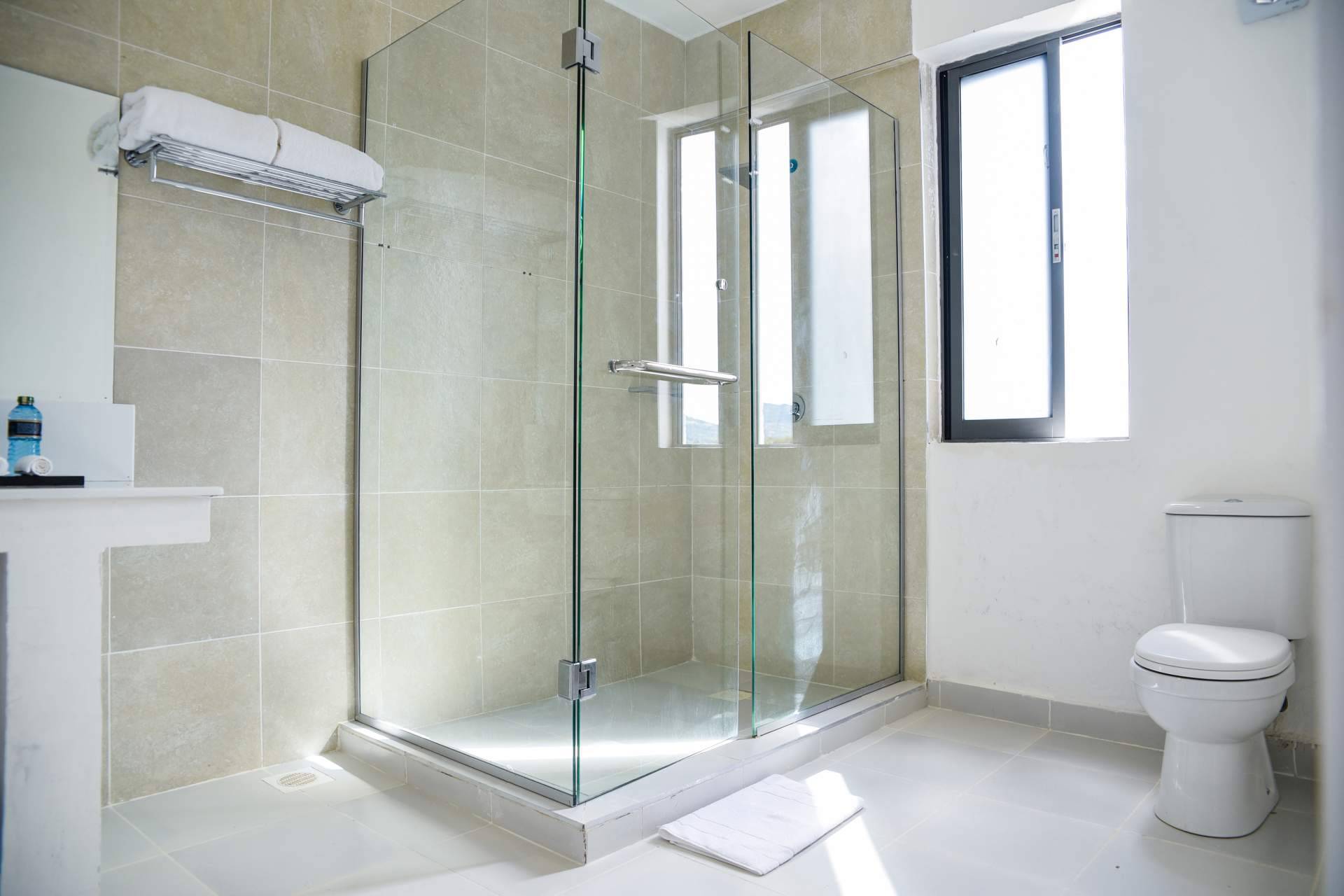 Instalar un plato de ducha en lugar de una bañera aporta beneficios significativos