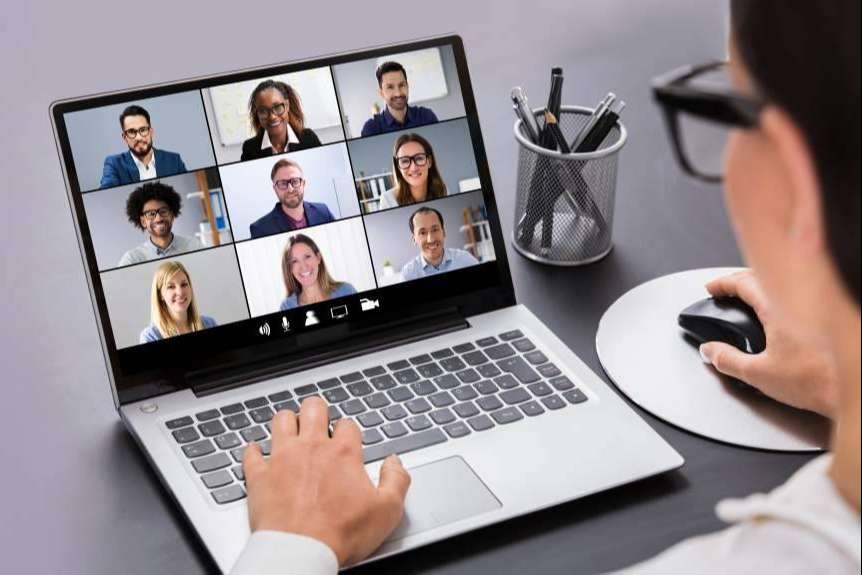 ¿Qué ofrecen los cursos por videoconferencias en directo de IOE Business School?