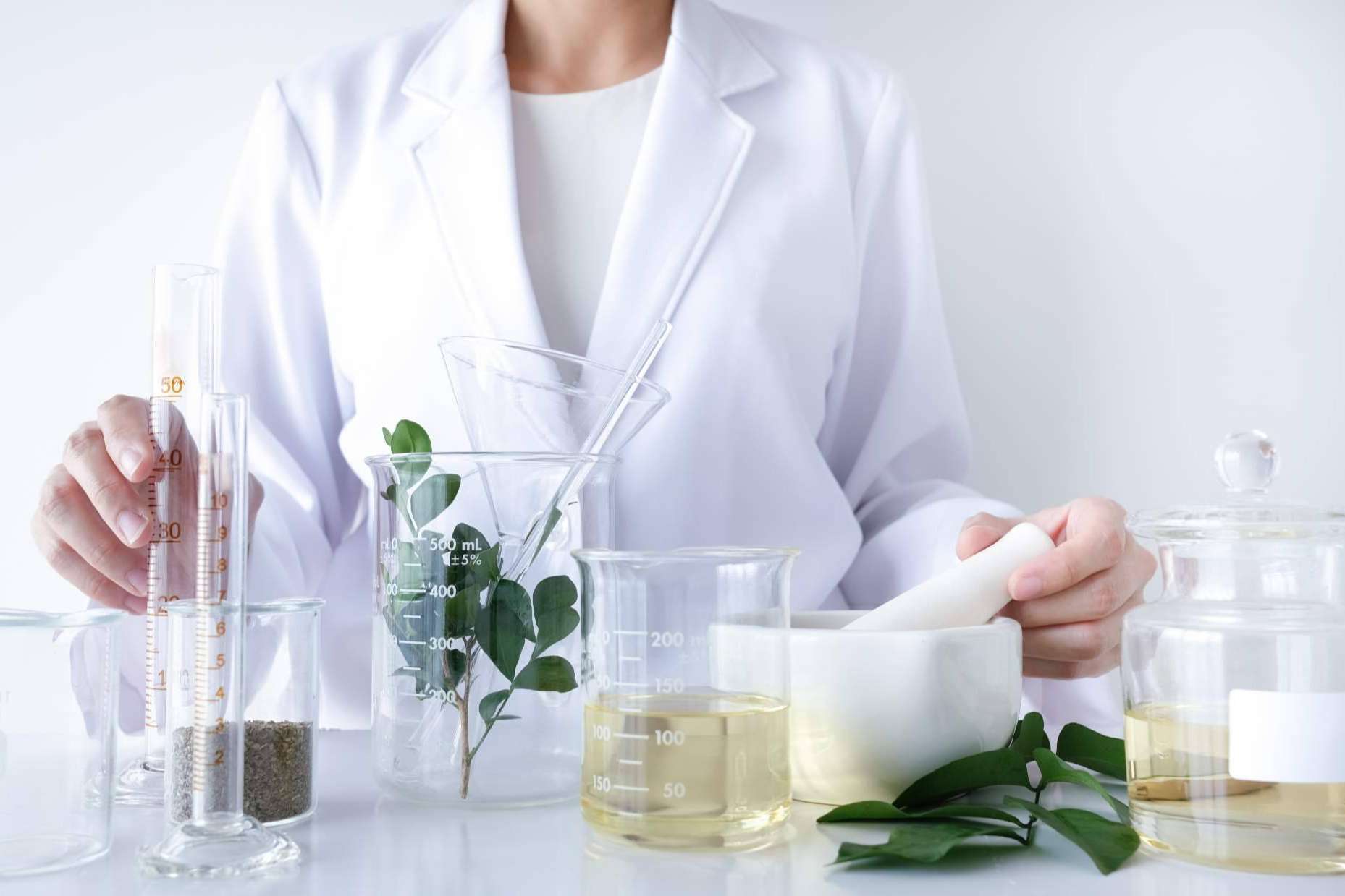 Lo último en cosmética eco, Veggie Botox y Clear Skin Azelaic, los nuevos lanzamientos de DHYVANA