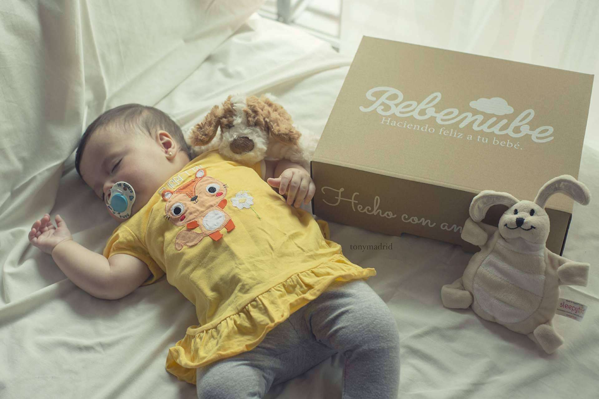 Bebenube, un servicio de suscripción para padres y madres que mensualmente envía una caja con productos para bebés