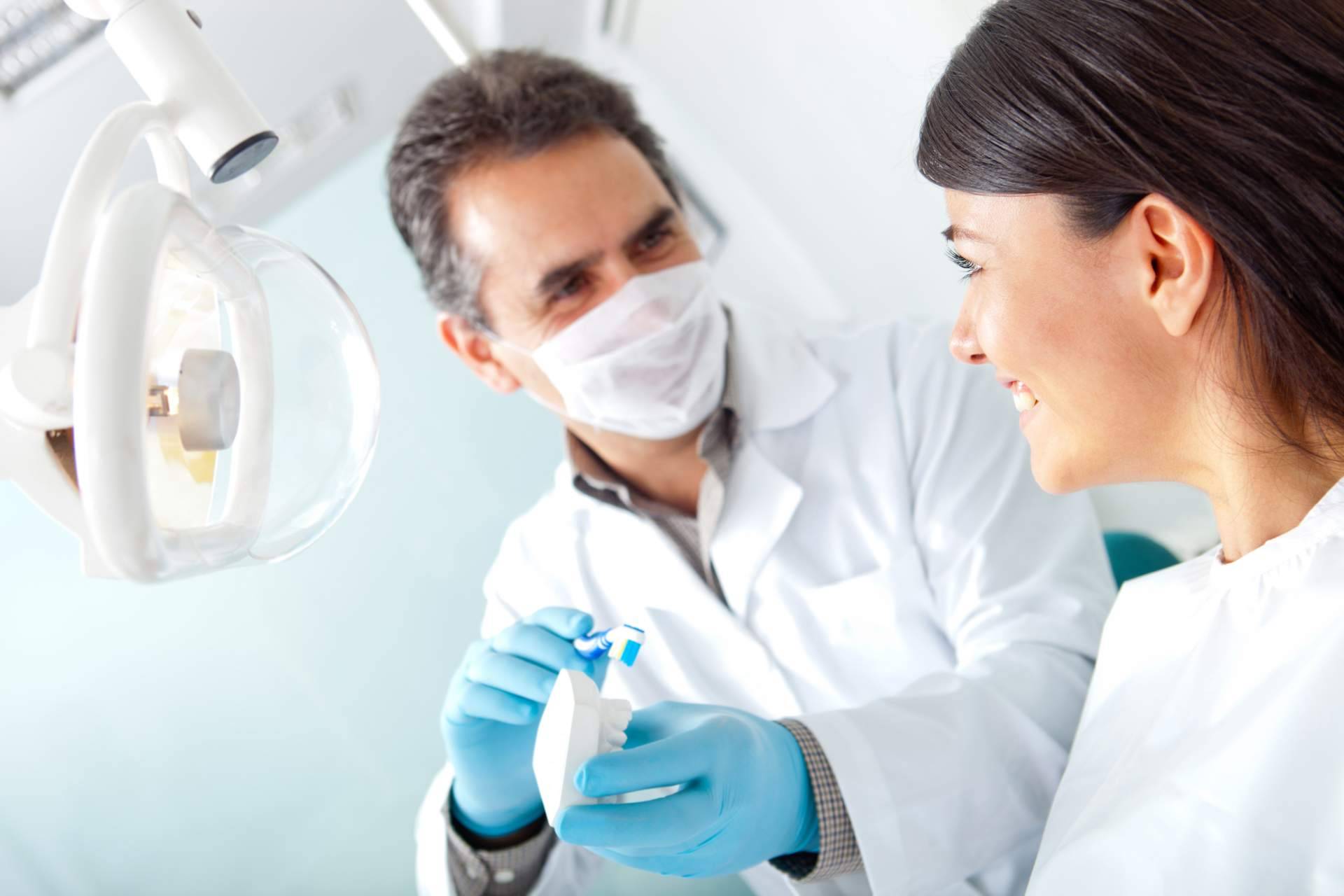 Clínica Dra. Elena Serrano dispone de expertos en implantología dental