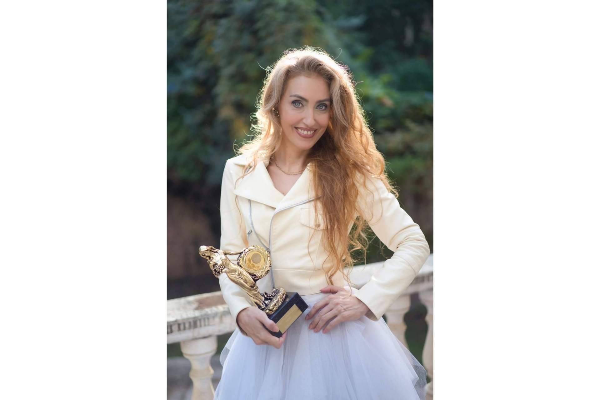 Miriam Victoria recibe el premio Oriana a la cultura 2022 y presenta su proyecto solidario 'El Armario de Miriam Victoria'