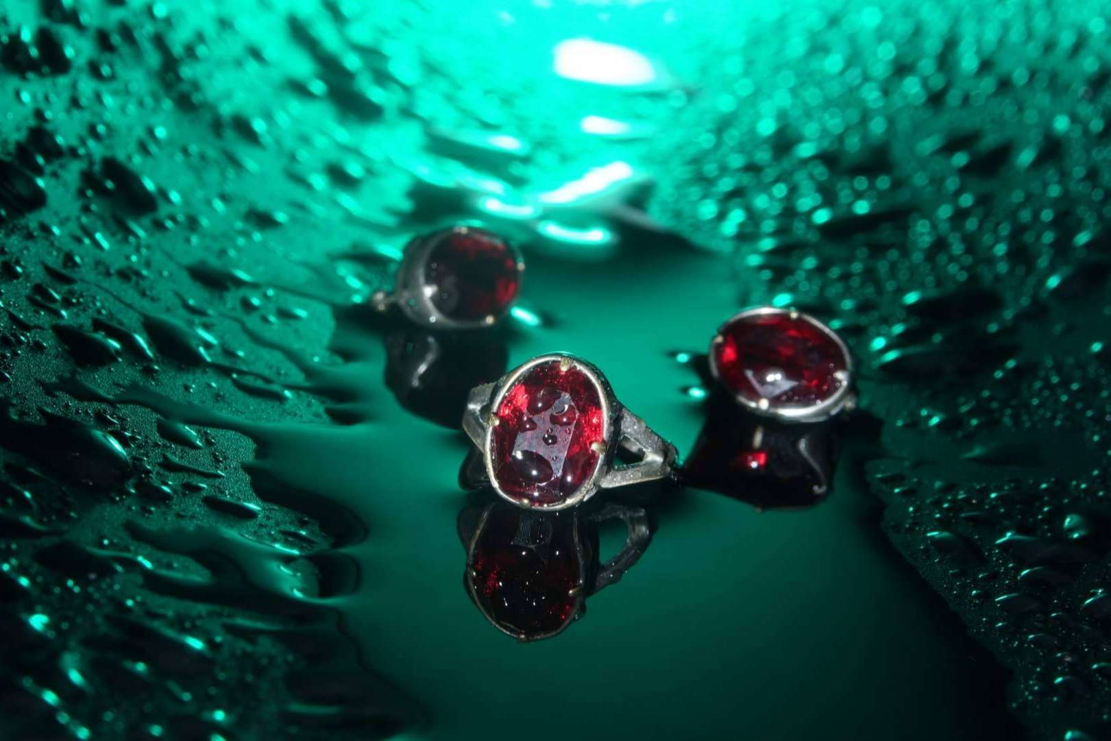 Isabel Lamadrid crea anillos con piedras preciosas