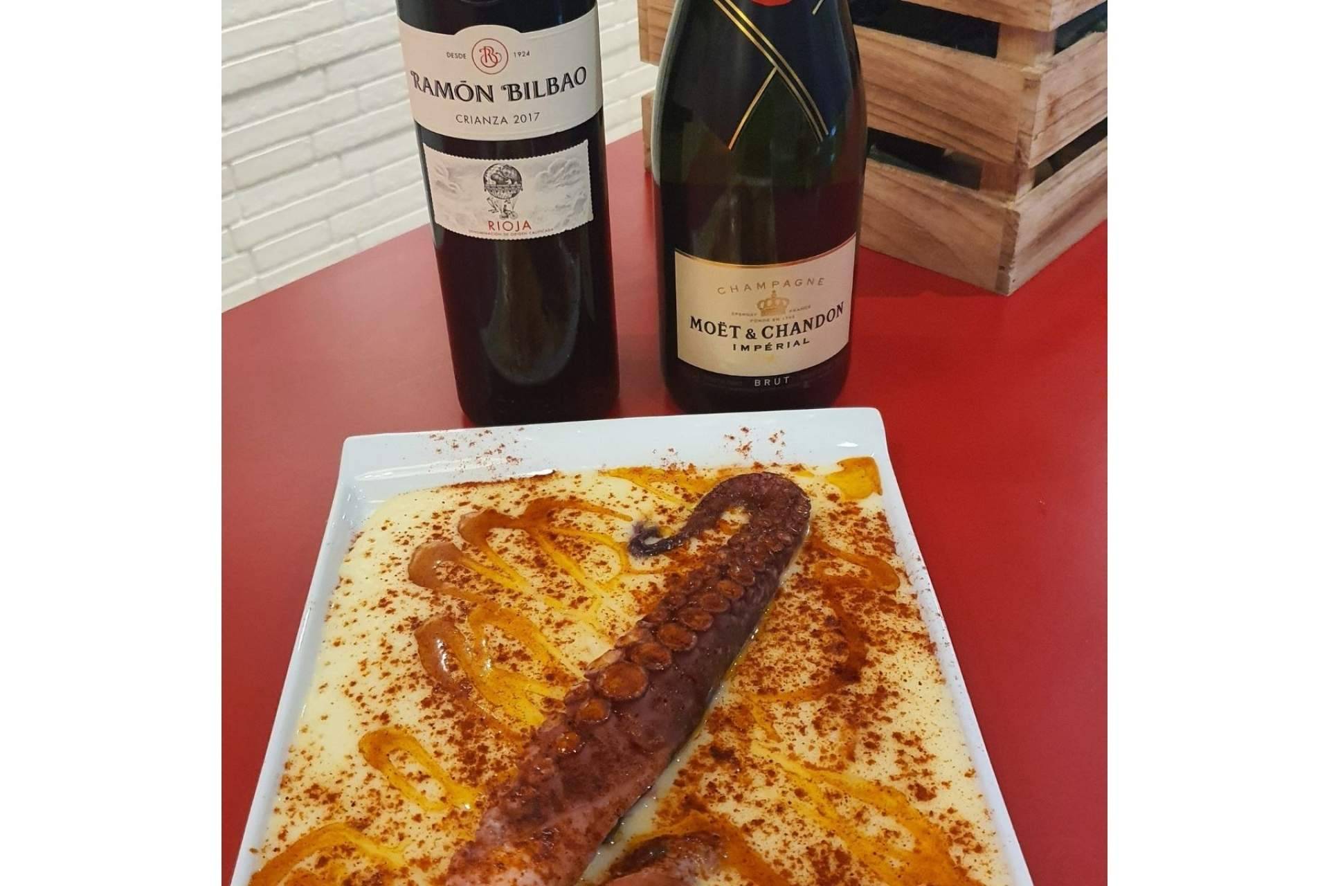 La sangría de cava premiada por catadores reconocidos de La Taberna Casera
