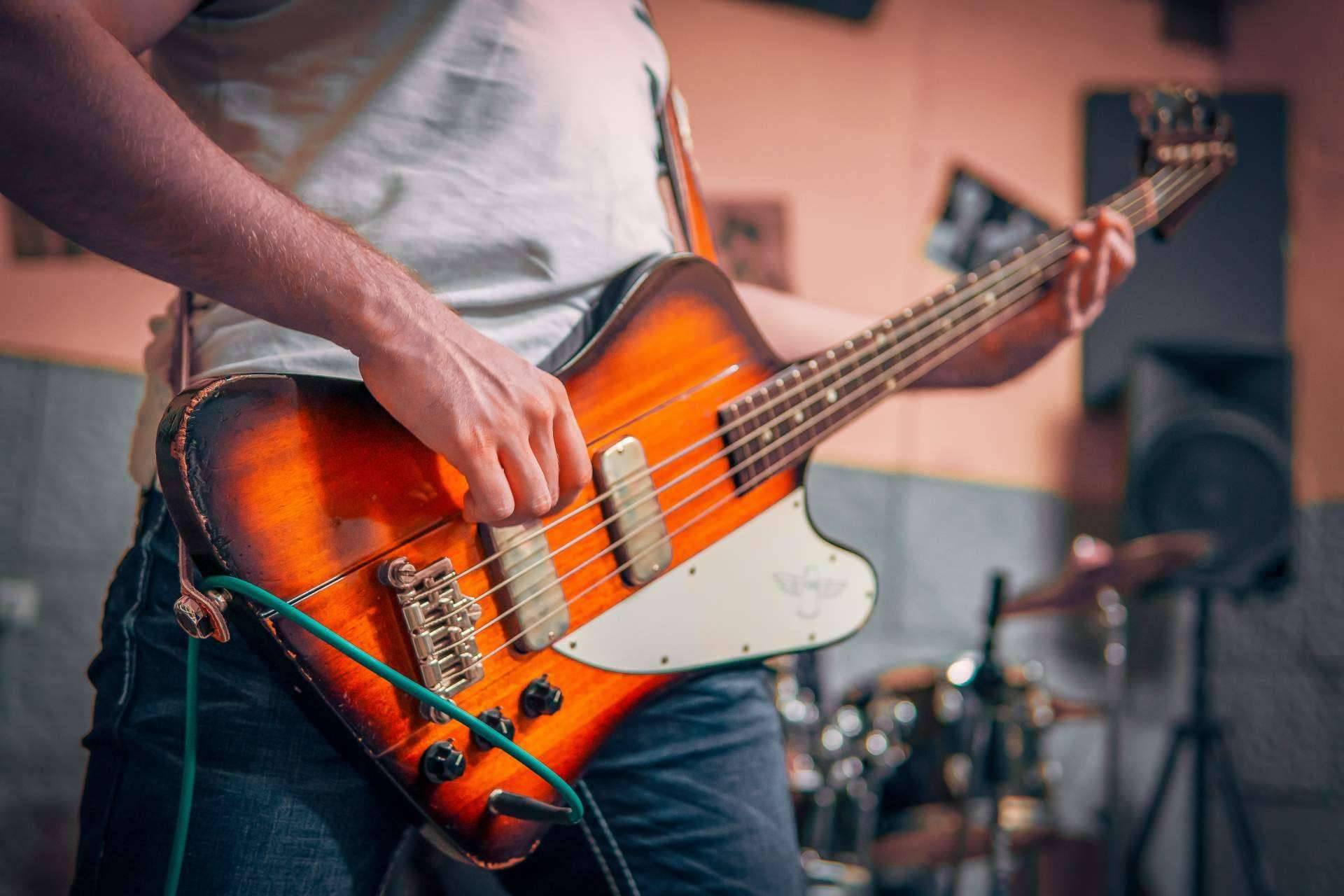 Escuela de Música Erizo ofrece clases personalizadas de bajo 100 % online