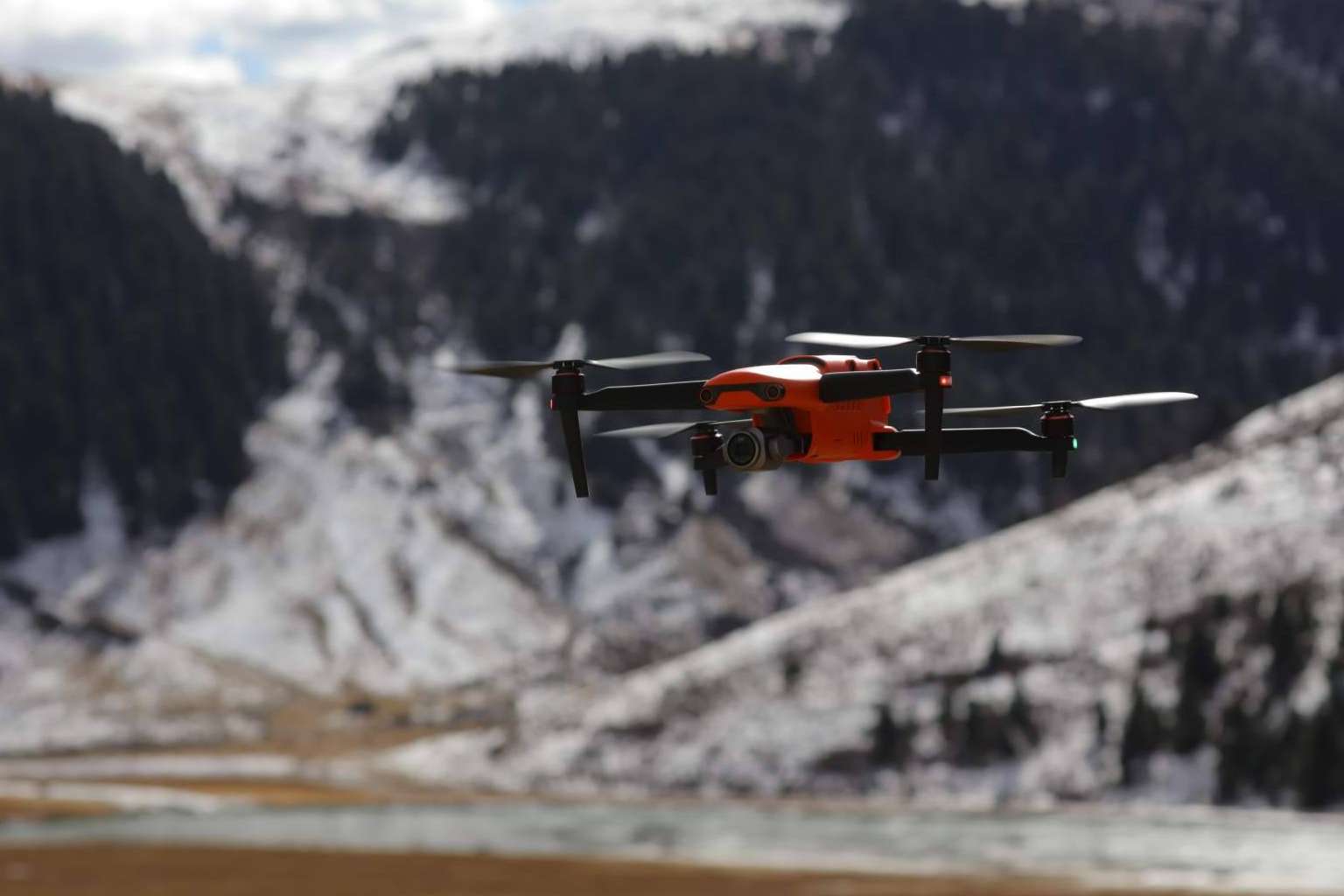 Drones que funcionan como equipo de apoyo en seguridad, emergencia y rescate