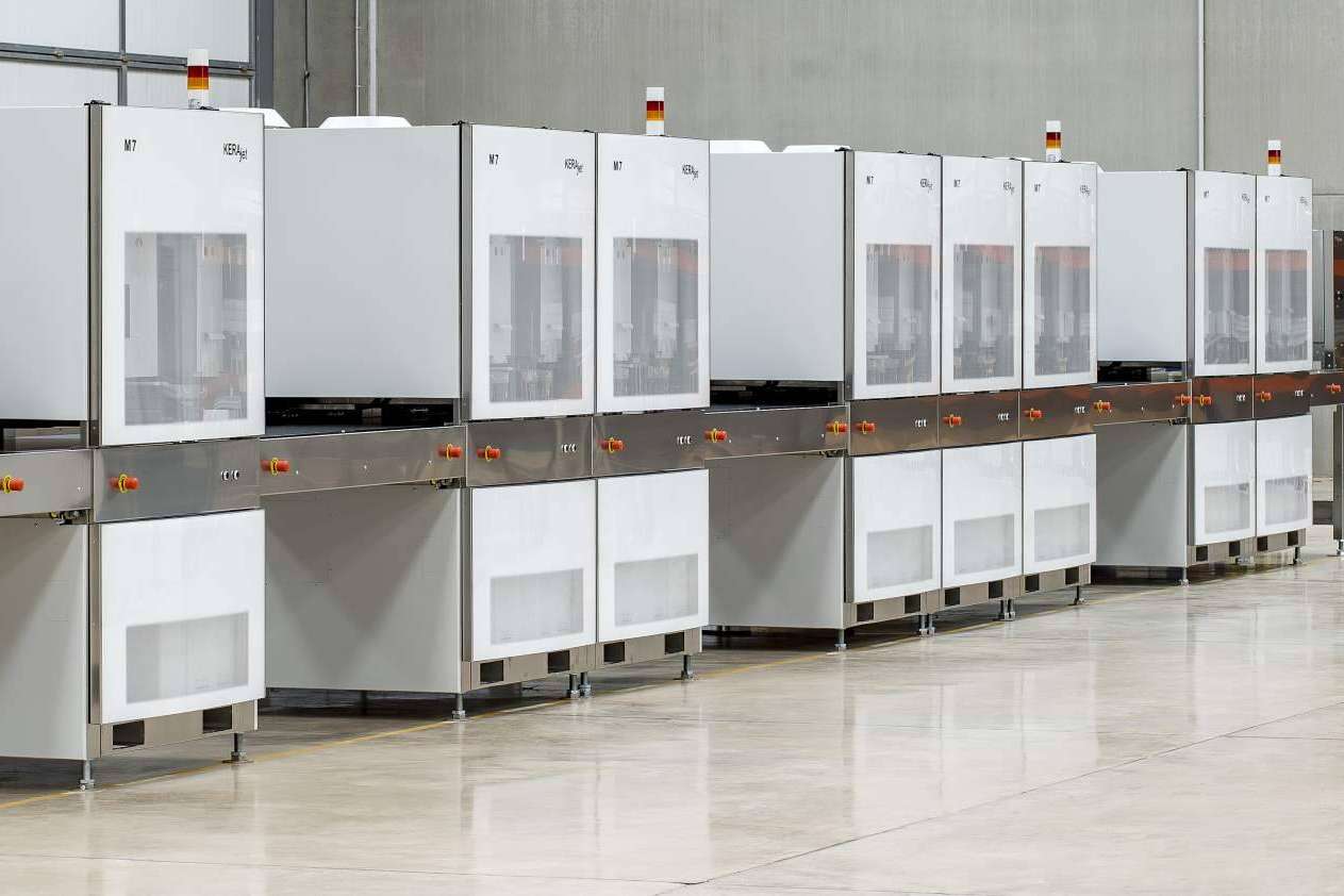 KERAjet ofrece maquinaria digital para decorar piezas de cerámica