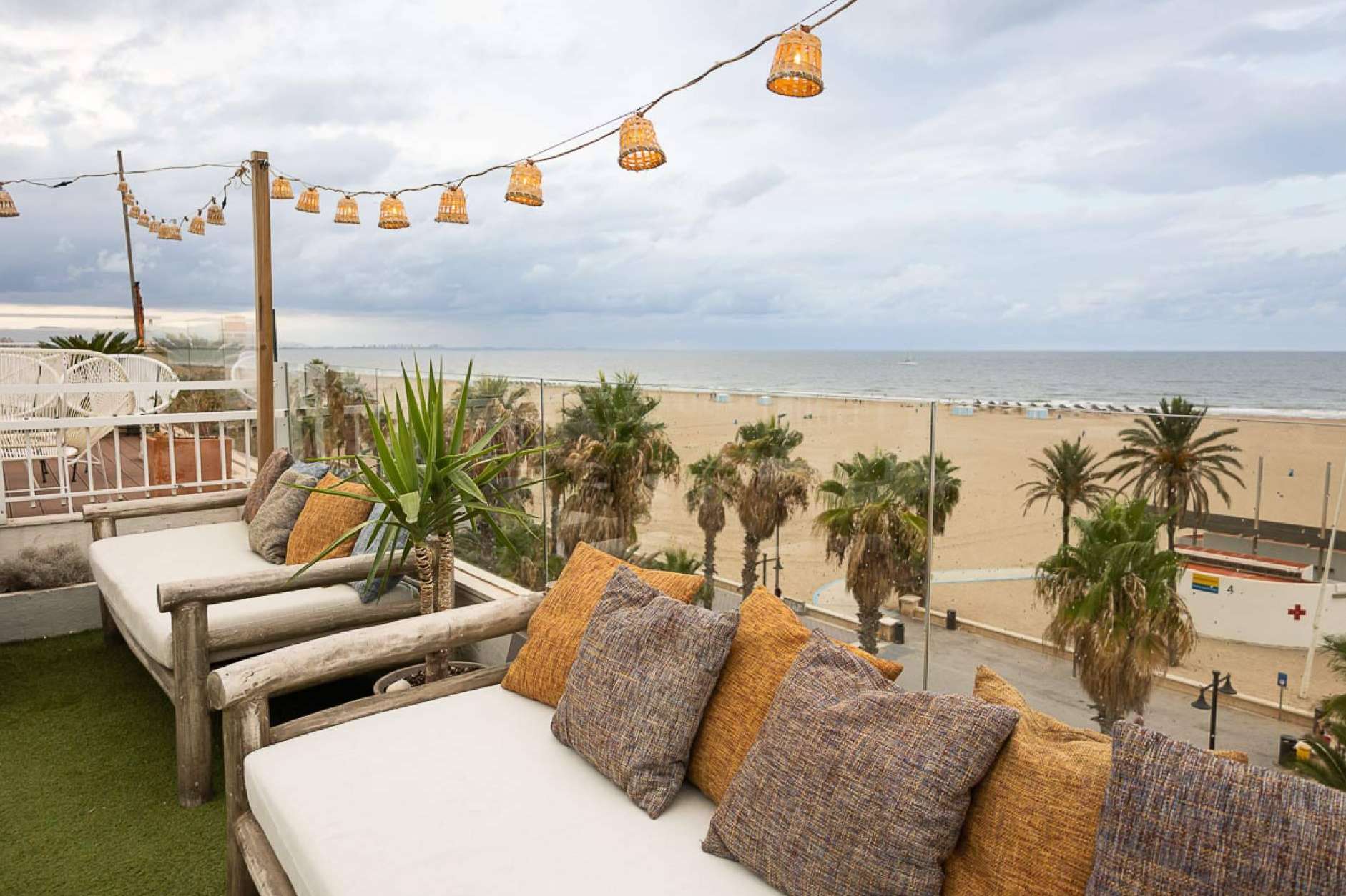 Sabbia by Gabbeach, un restaurante mediterráneo que cuenta con un hotel de diseño único localizado cerca de la playa de Las Arenas