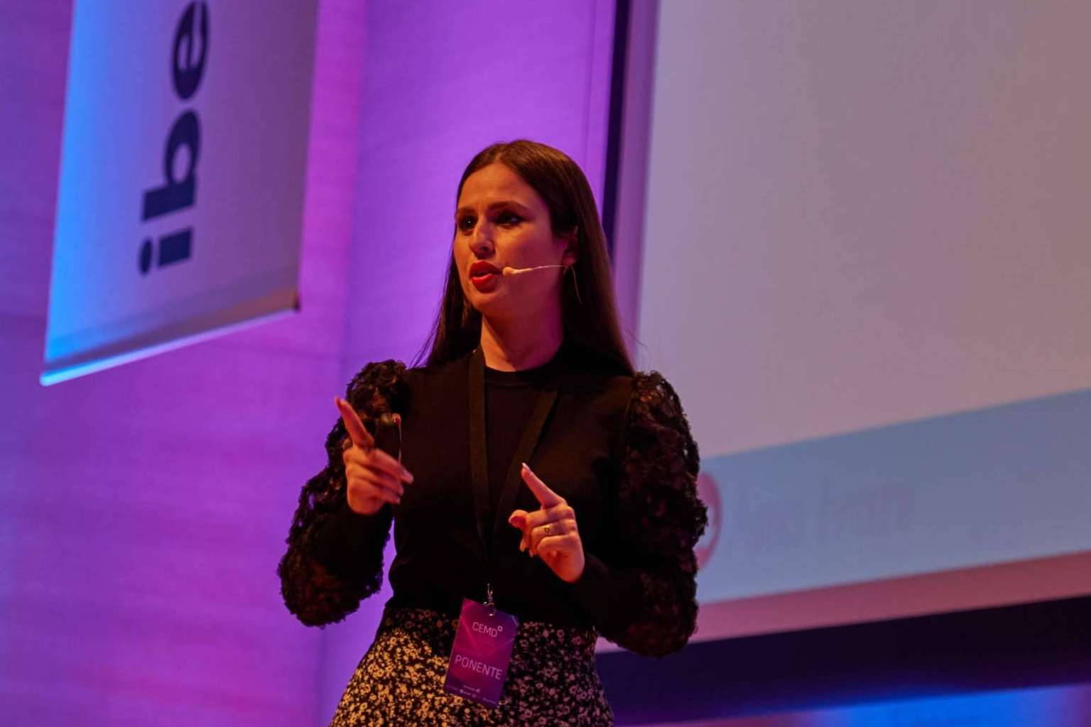 ¿Es posible vivir de internet? De emprendedor a empresario - Ana Ivars