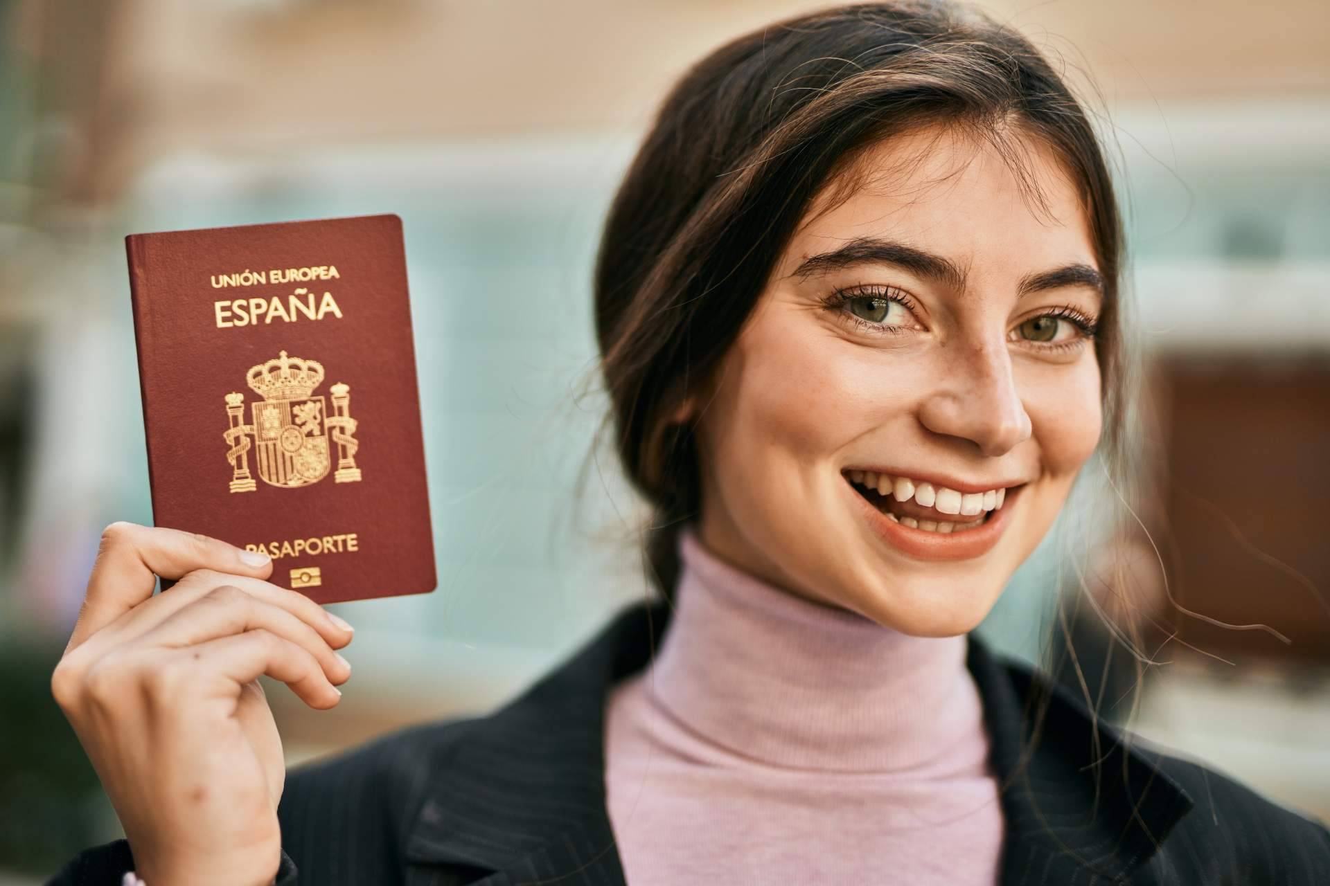 Ahora los nietos de españoles pueden conseguir la nacionalidad española con la nueva Ley de Memoria Democrática, por Registro Civil