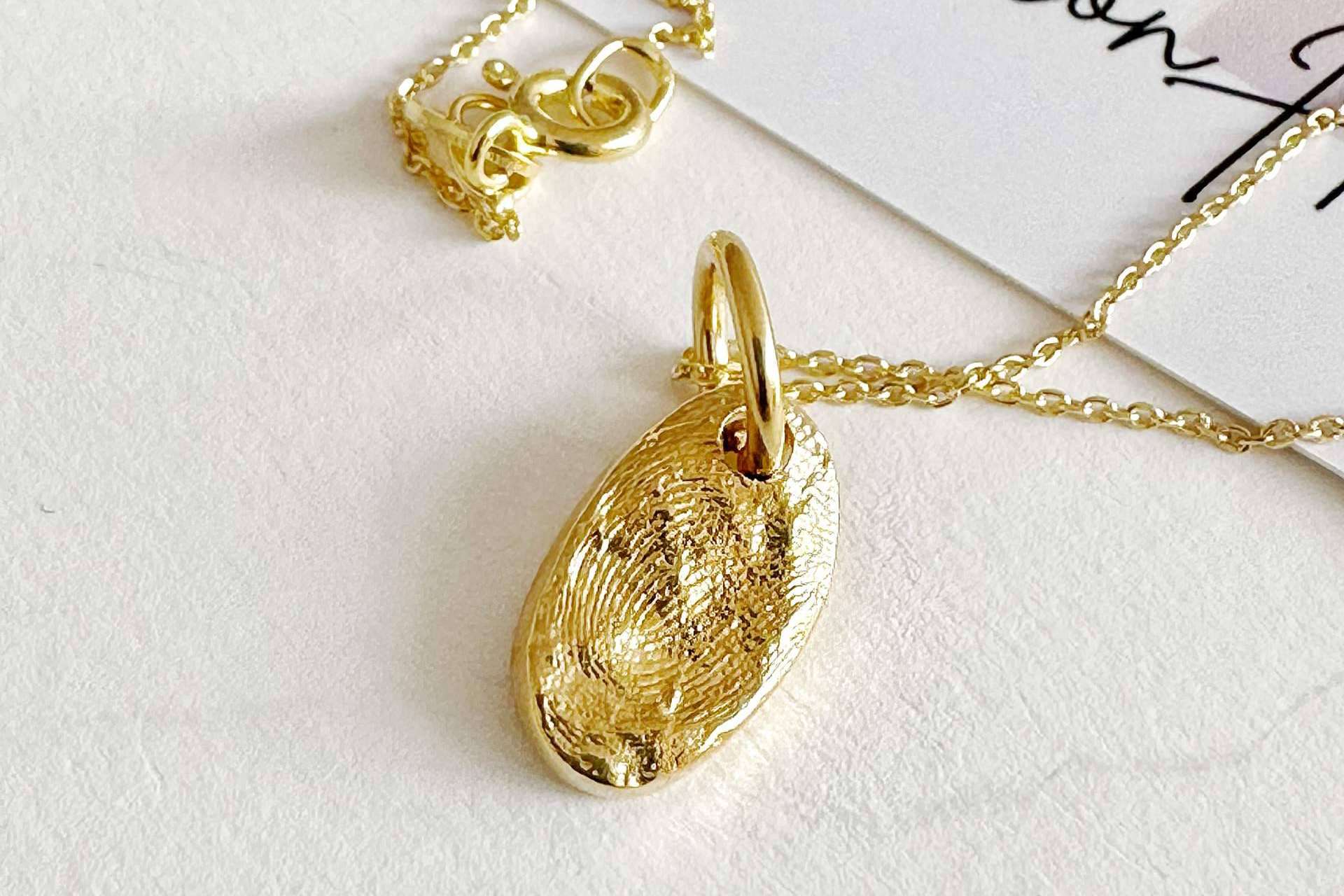La marca de joyas, Dejando Huellas, da un significado a los colgantes con el grabado de las huellas dactilares