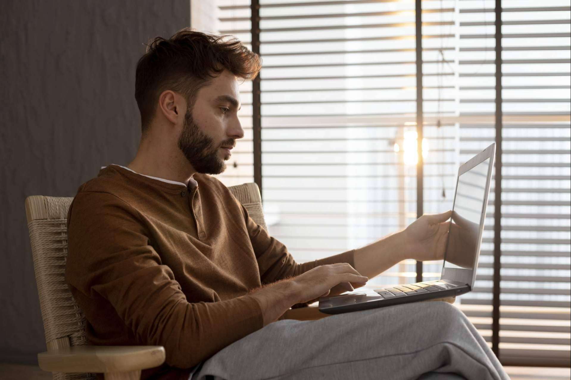 ENEB ofrece un máster online con clases en directo toda la semana