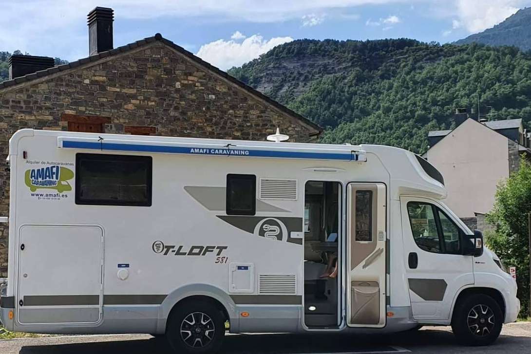 Amafi Caravaning alquila varios modelos de autocaravanas a un precio económico con todo incluido