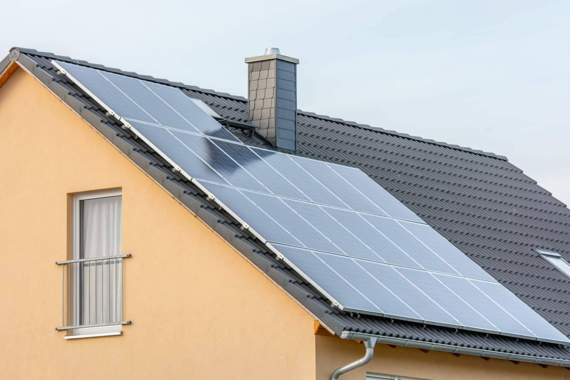 Cómo ahorrar generando energía propia. La hucha solar llega para quedarse