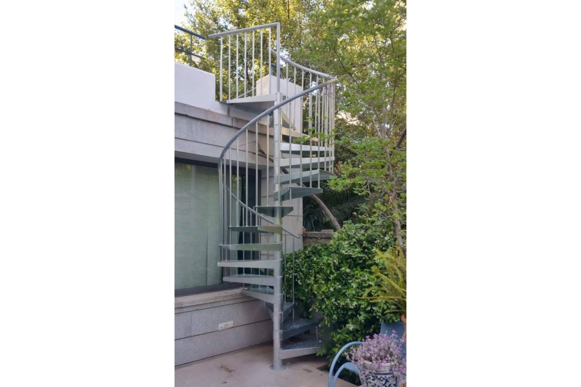 Diseñando espacios en movimiento con escaleras metálicas de exterior, con Escaleras Enesca