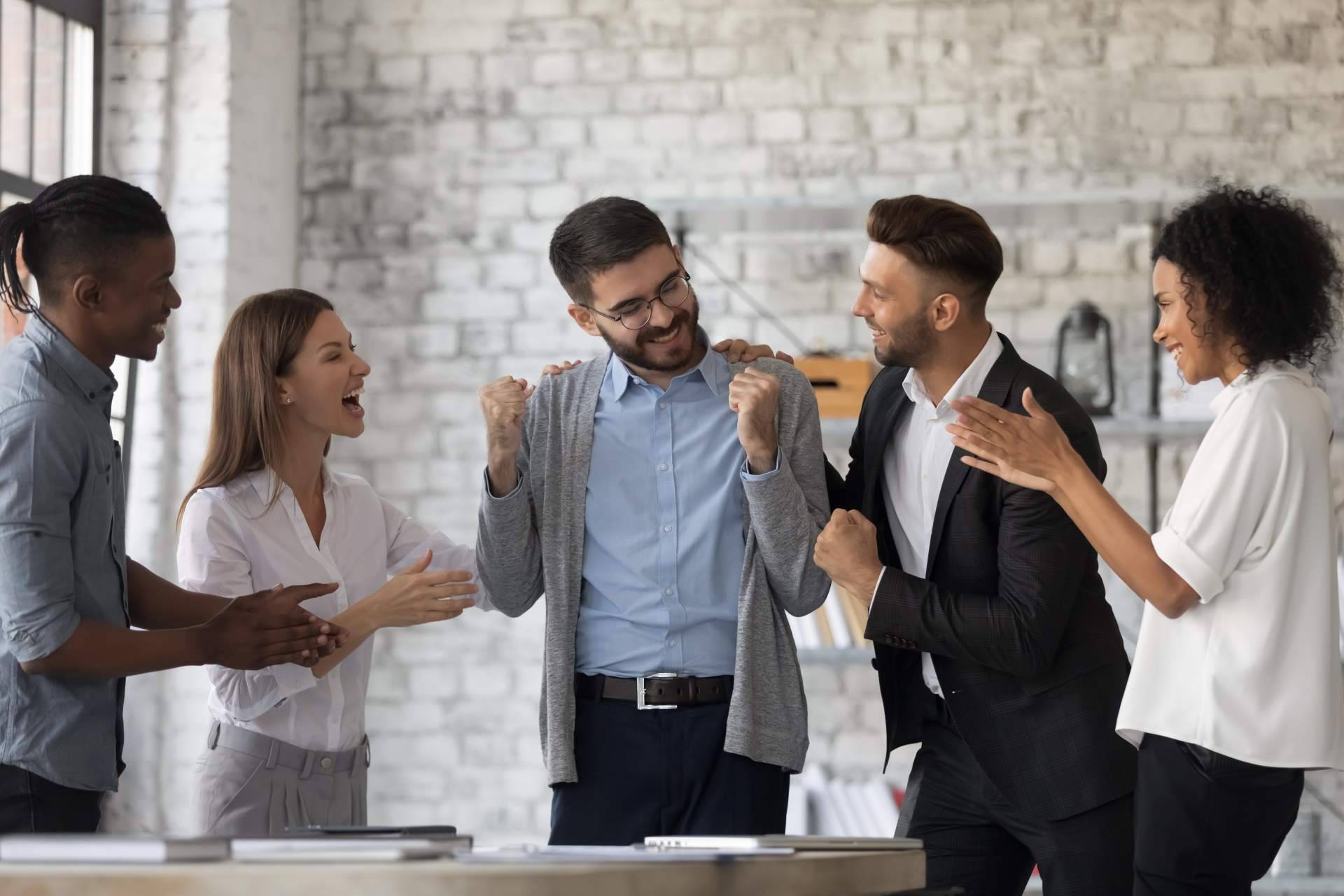 Las claves para mejorar la motivación en el trabajo, según Helpers Speakers