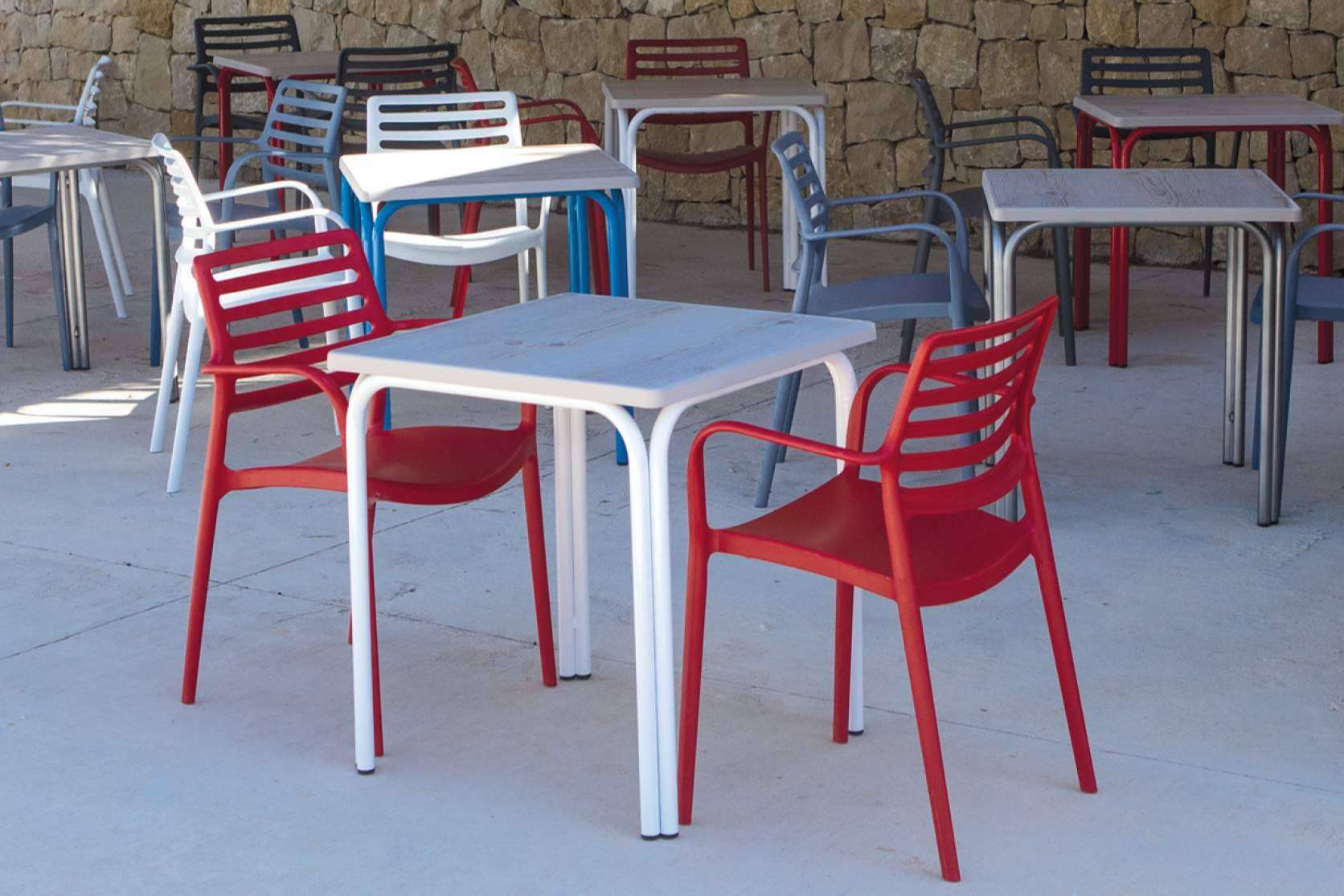 Las sillas de resina son una solución económica y estética que ofrece Muebles-Hostelería