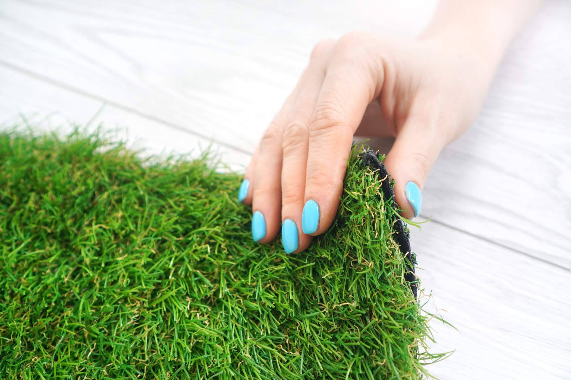 Descubrir las sorprendentes ventajas del césped artificial para el jardín con los expertos de JardínVertical.es