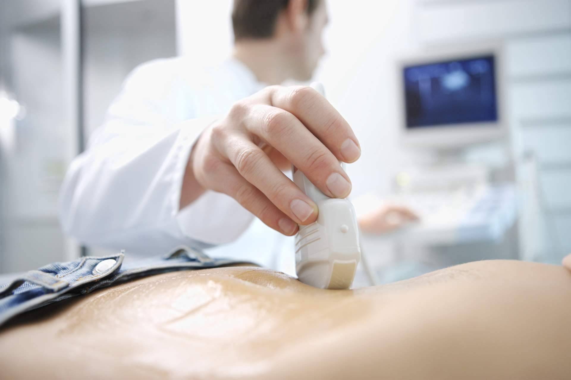 ¿Cuáles son las ventajas de utilizar los informes clínicos de Health Net Connections en hospitales?