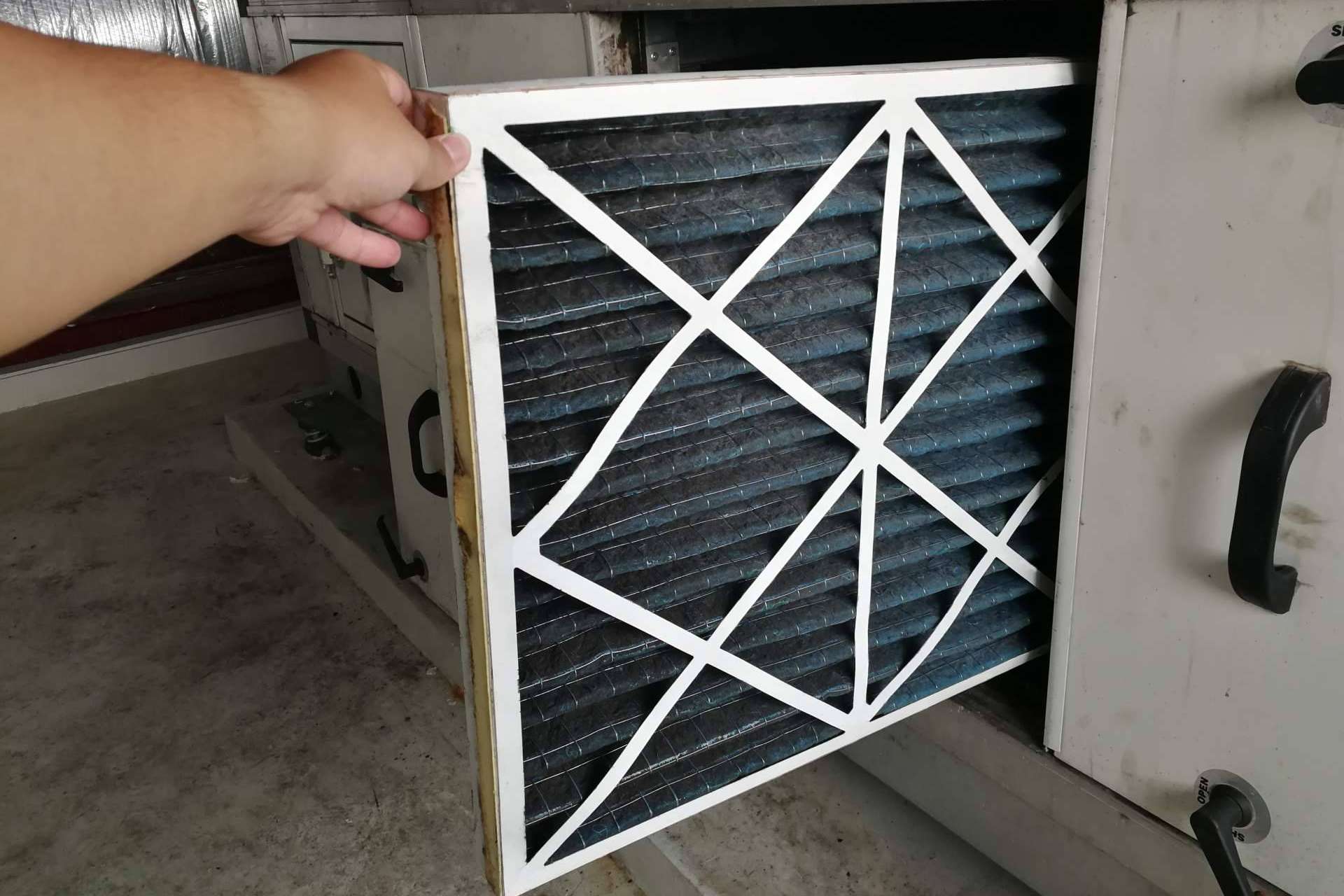 ¿Cuáles son las ventajas de instalar un sistema de purificación de aire en un negocio?