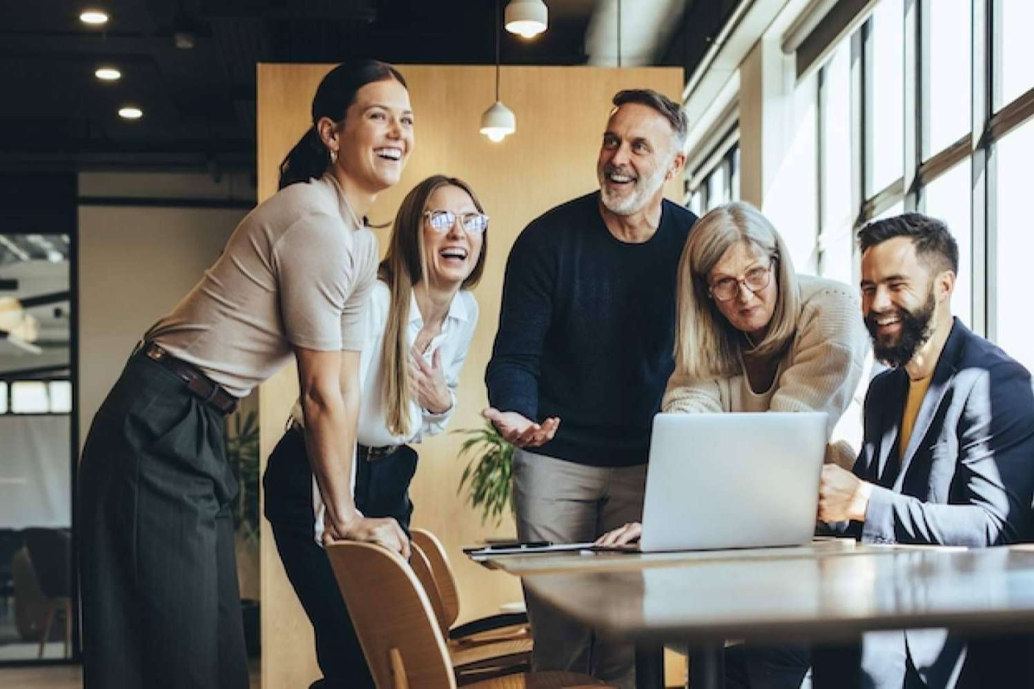 Las ventajas de desarrollar páginas web corporativas, con AKX Development