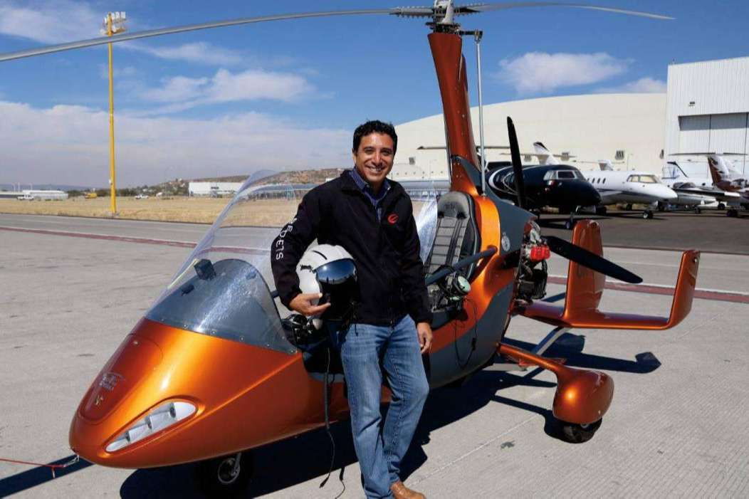 Bernardo Eucario Moreno León es un aficionado a la aviación que continúa el legado familiar