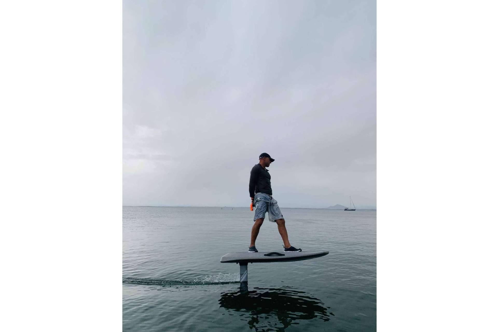 La apuesta por el eFoil como deporte acuático y ecofriendly de Kalima Charter