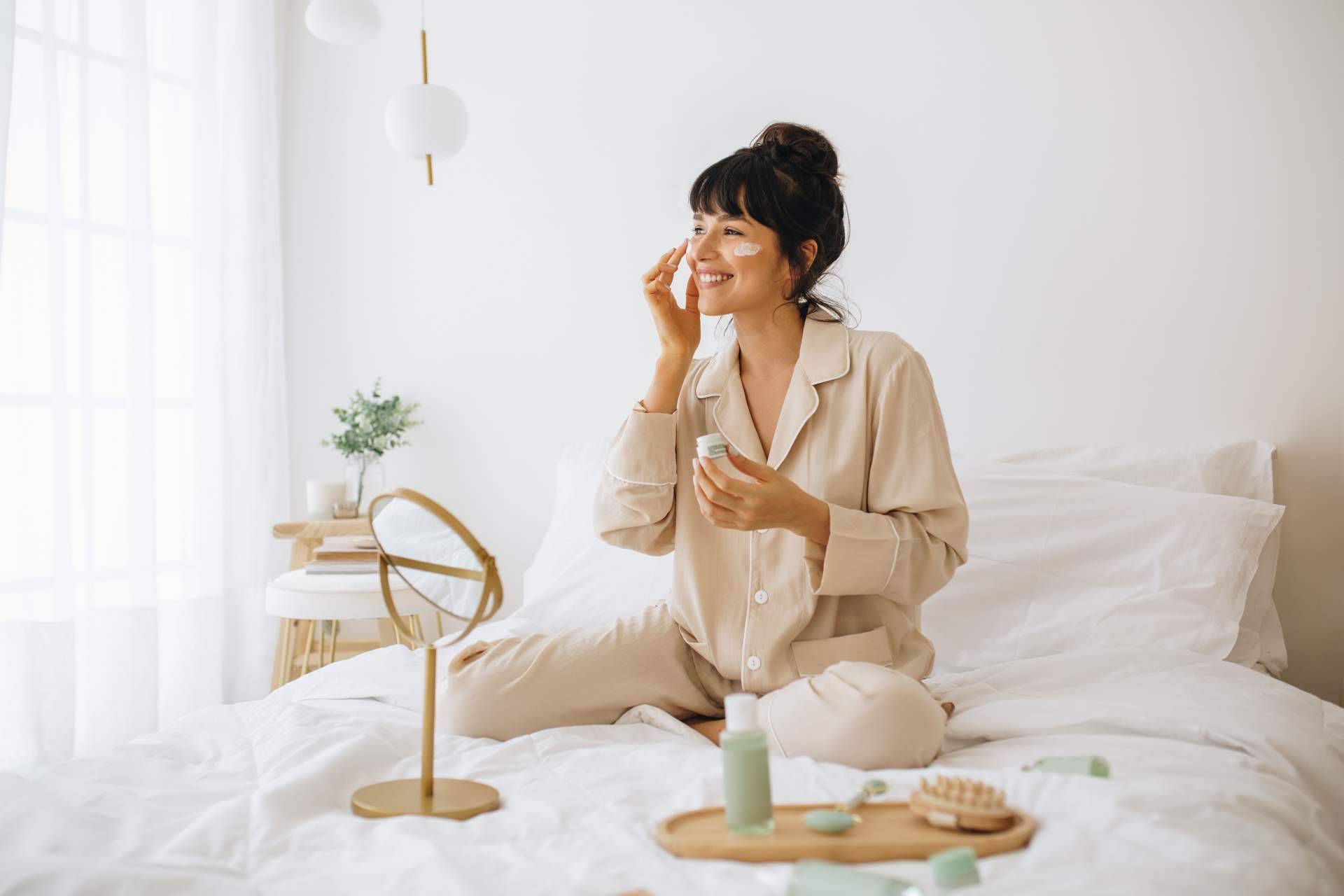 La importancia de aplicarse una buena crema hidratante facial para que la piel del rostro no sufra los meses de frío, por La Para-Farmacia del Puerto