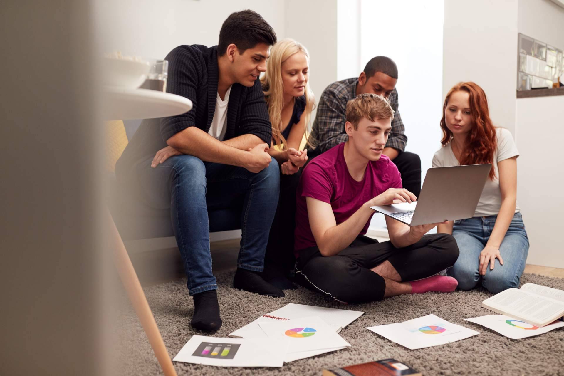 Valencia y Granada son algunas de las ciudades más populares entre los universitarios para alquilar una habitación