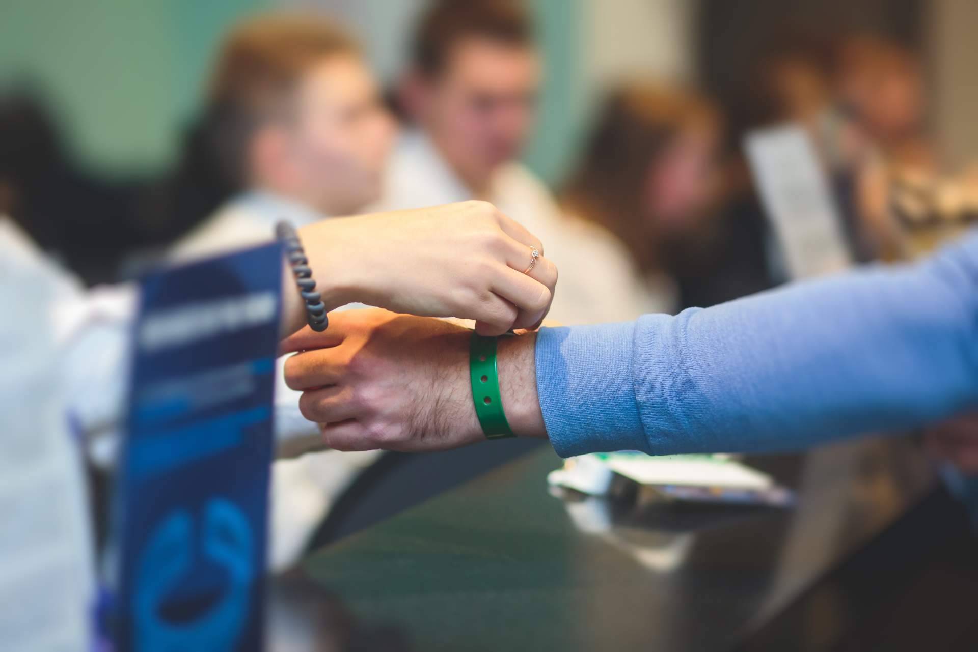 Srflyer.com explica las numerosas ventajas de las pulseras de tela para eventos