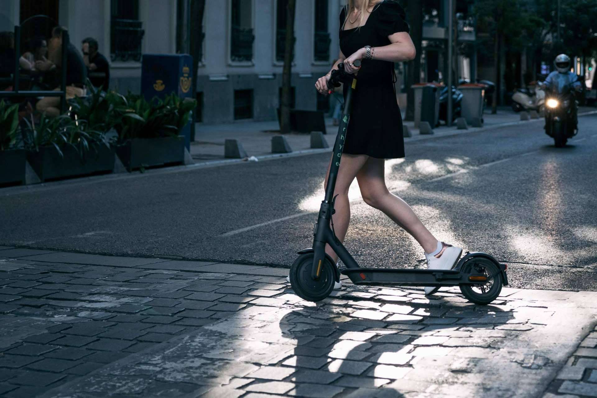 Rhyde, con su oferta de patinetes eléctricos reacondicionados, apuesta por neutralizar el impacto de carbono de la movilidad urbana