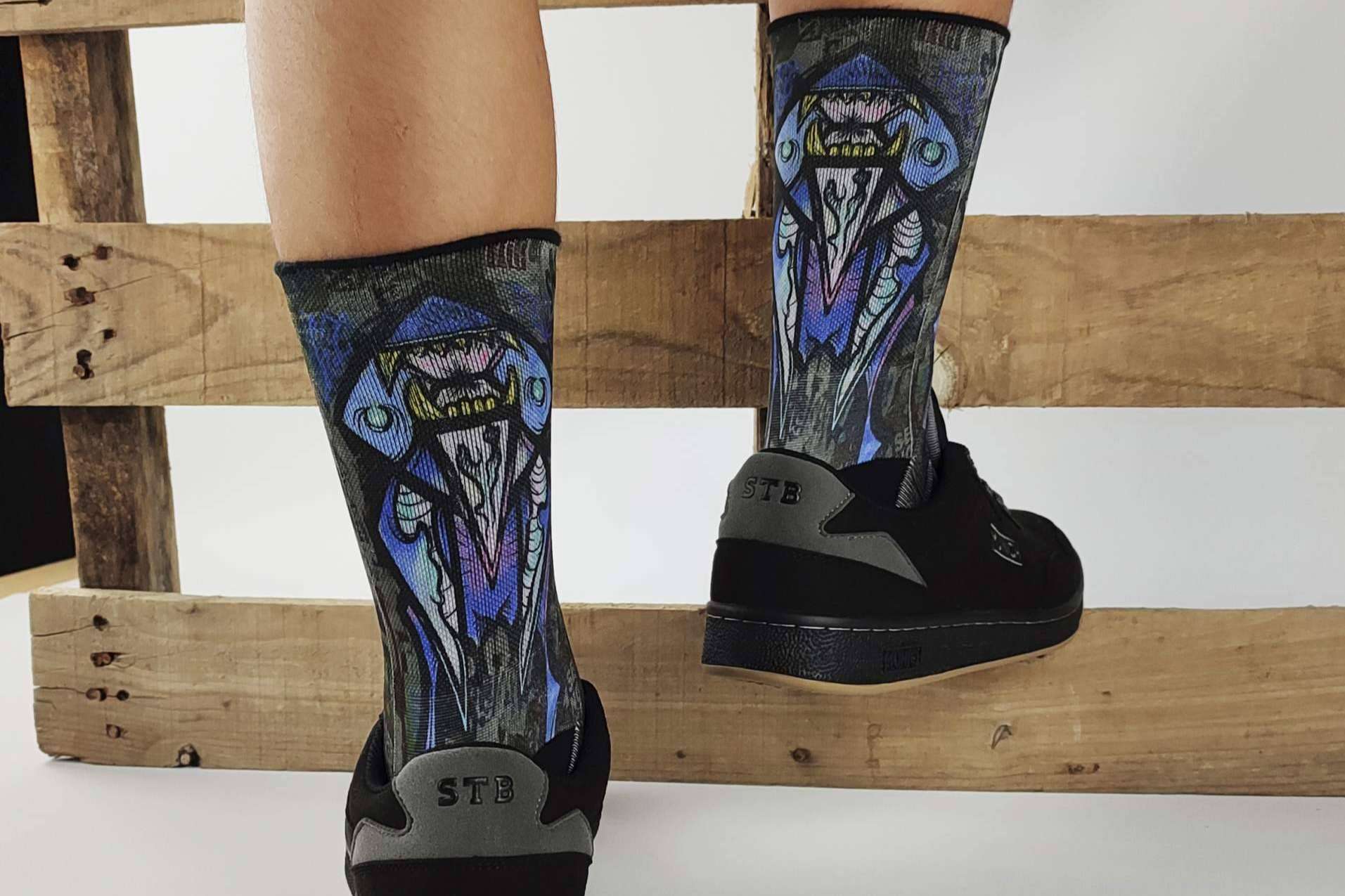 ISOKISI permite crear calcetines tie dye únicos