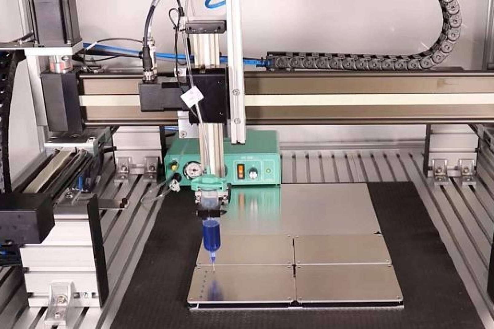 La sencilla programación y configuración de los robots cartesianos de igus