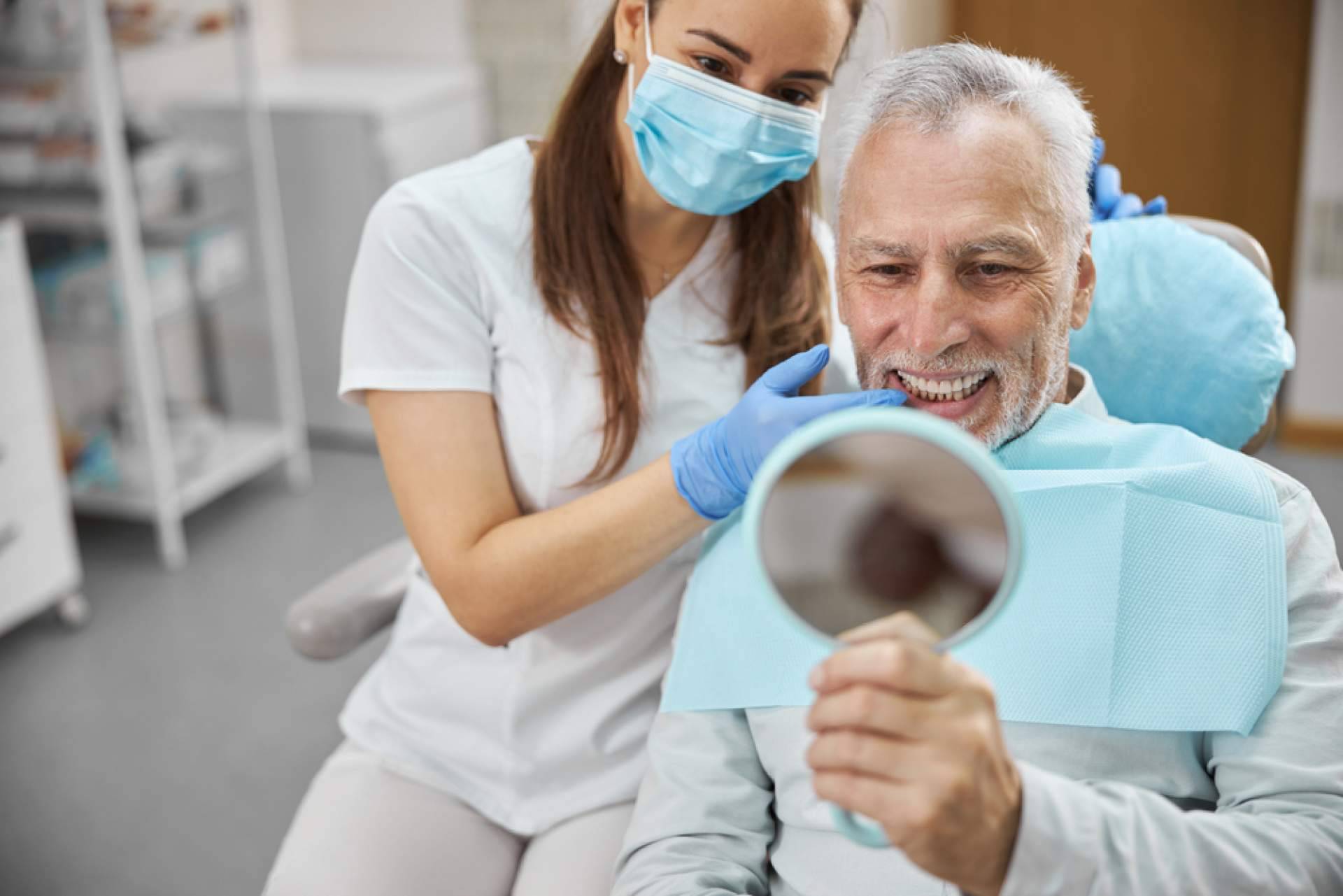 En qué consisten las prótesis sobre implantes, con DrMouth