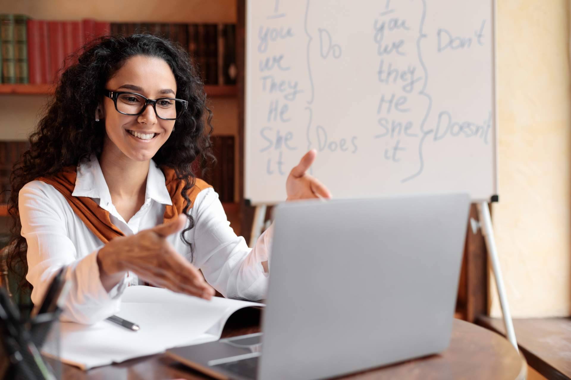 ¿Cuáles son las 16 palabras de negocios que los españoles que trabajan en inglés pronuncian habitualmente mal? Learn Hot English